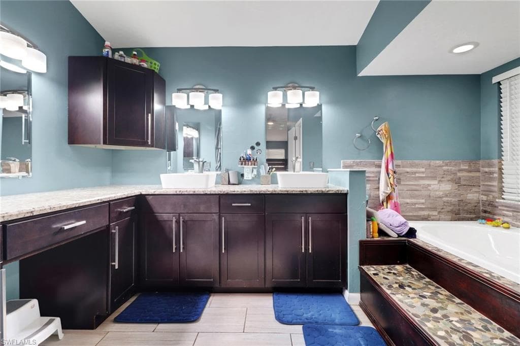 9414 Pineapple RD, FORT MYERS FL 33967-14