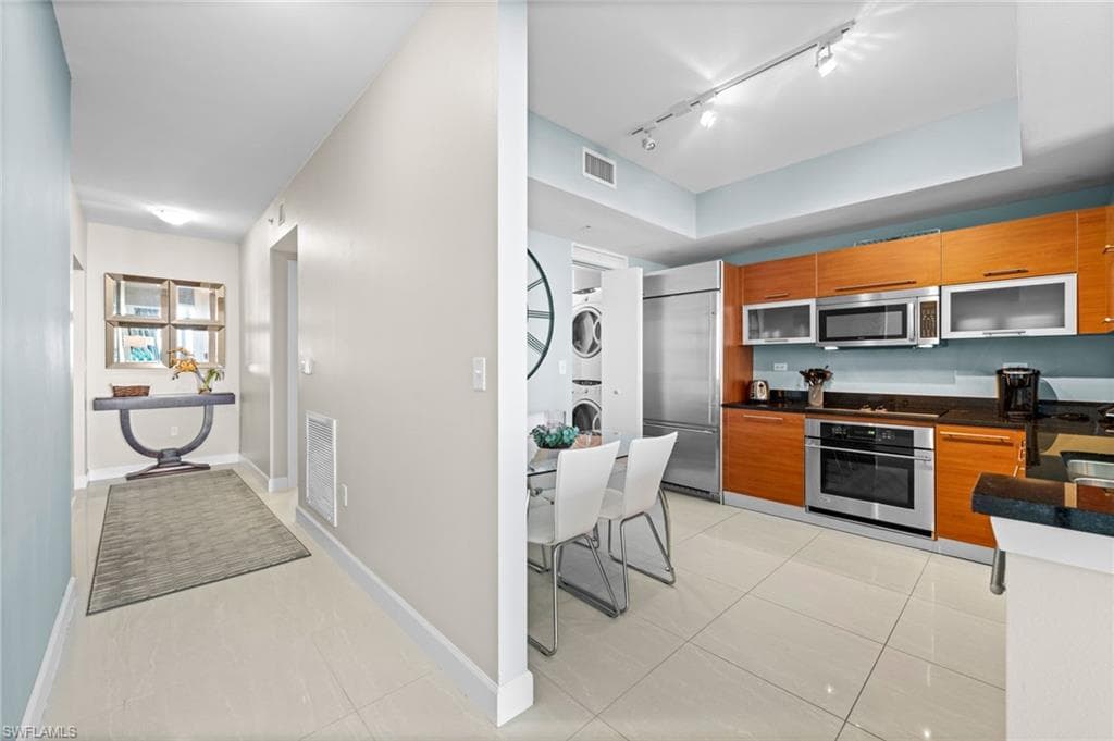 3000 Oasis Grand BLVD 2402-18