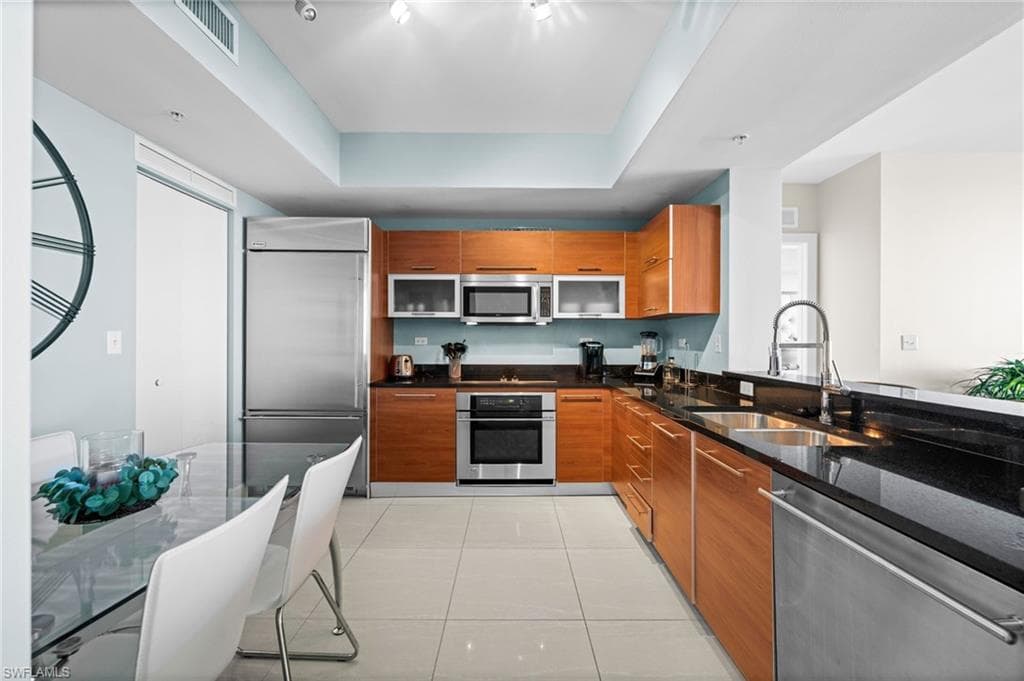 3000 Oasis Grand BLVD 2402-19