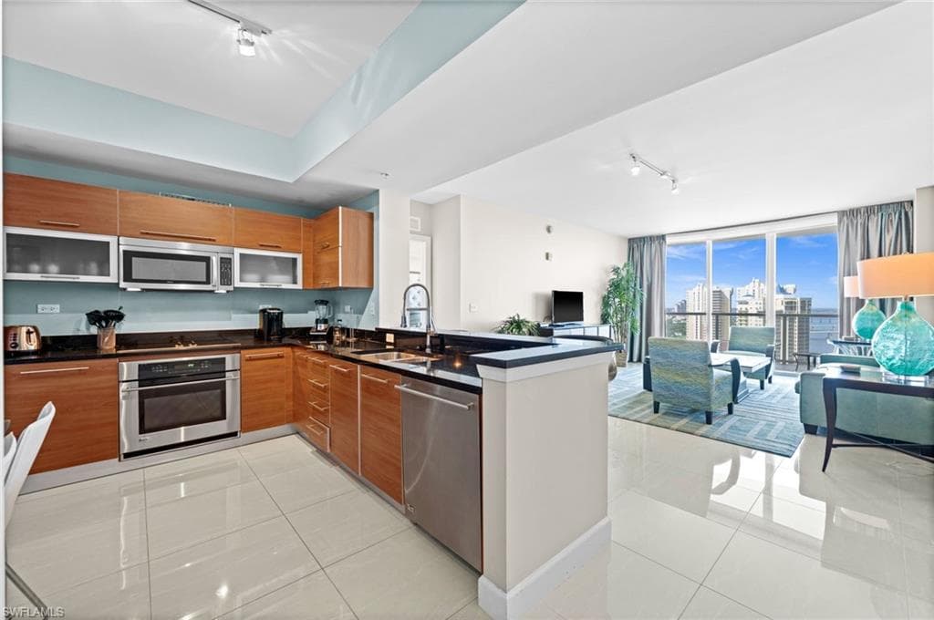 3000 Oasis Grand BLVD 2402-21