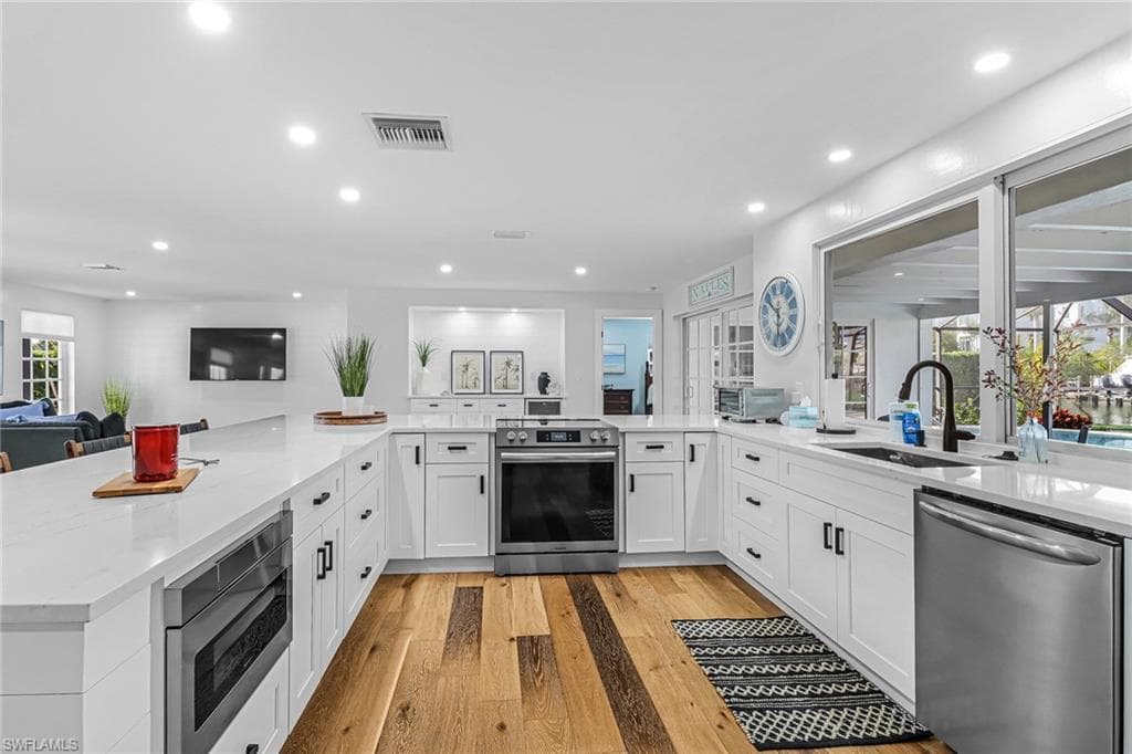 1823 Hurricane Harbor LN, NAPLES FL 34102-8