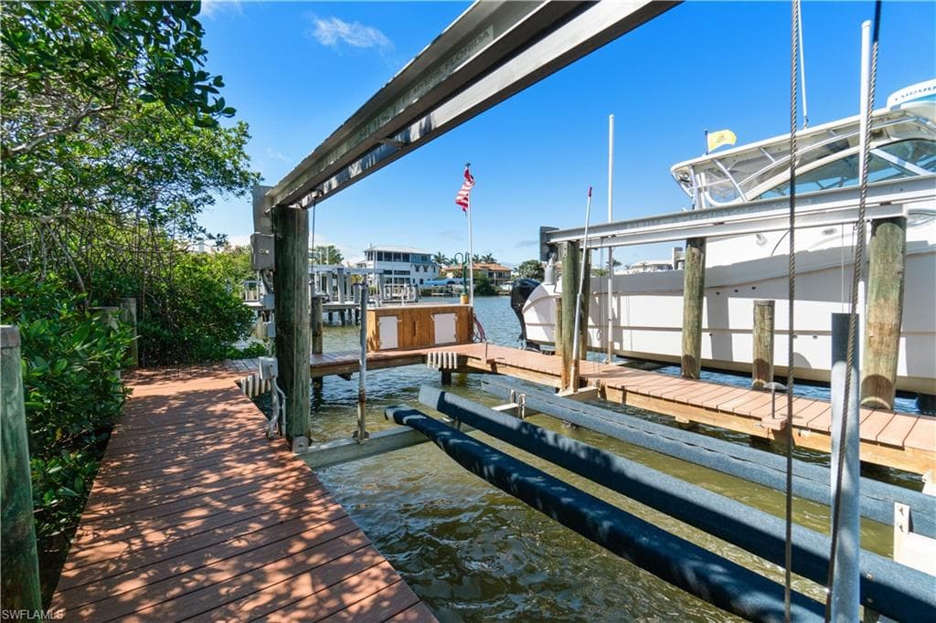 197 San Mateo DR-39