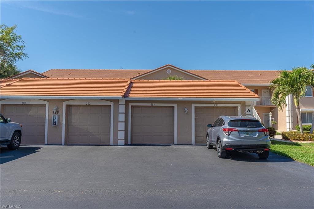 725 Saratoga CIR # A103, NAPLES FL 34104-29
