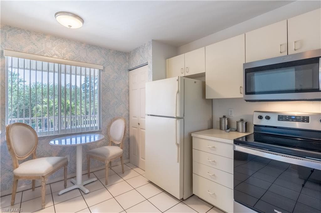 725 Saratoga CIR # A204, NAPLES FL 34104-8