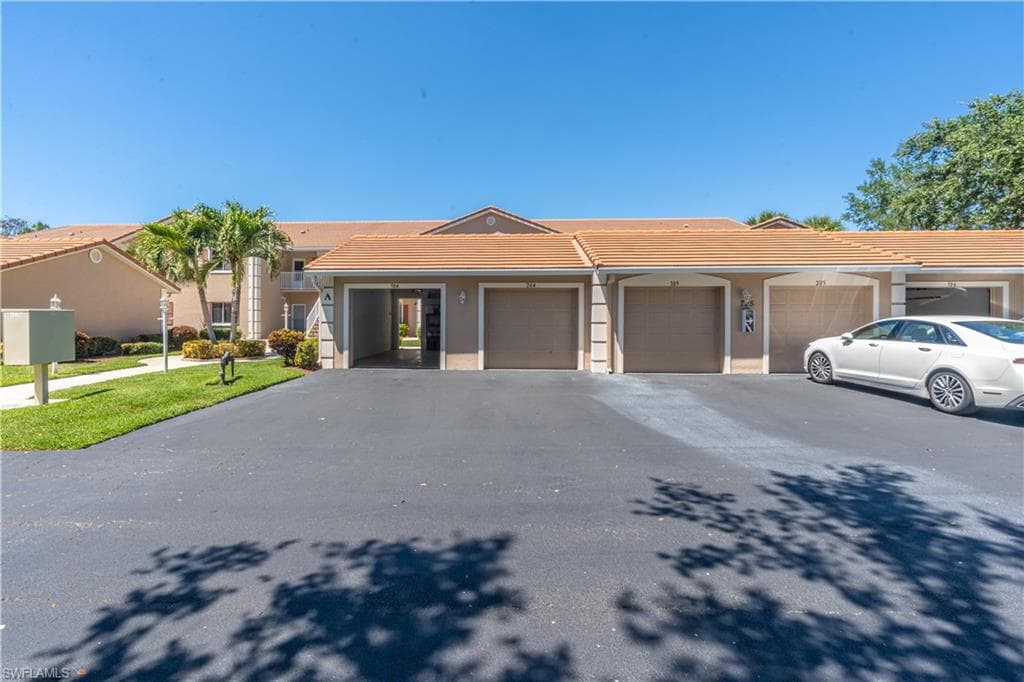 725 Saratoga CIR # A204, NAPLES FL 34104-33