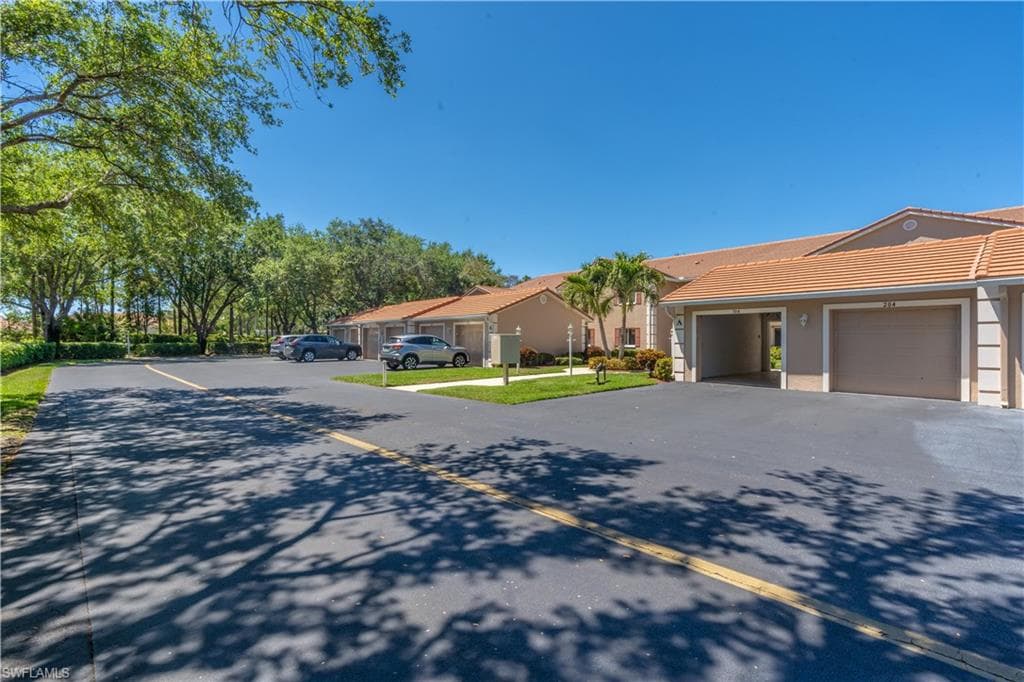 725 Saratoga CIR # A204, NAPLES FL 34104-32