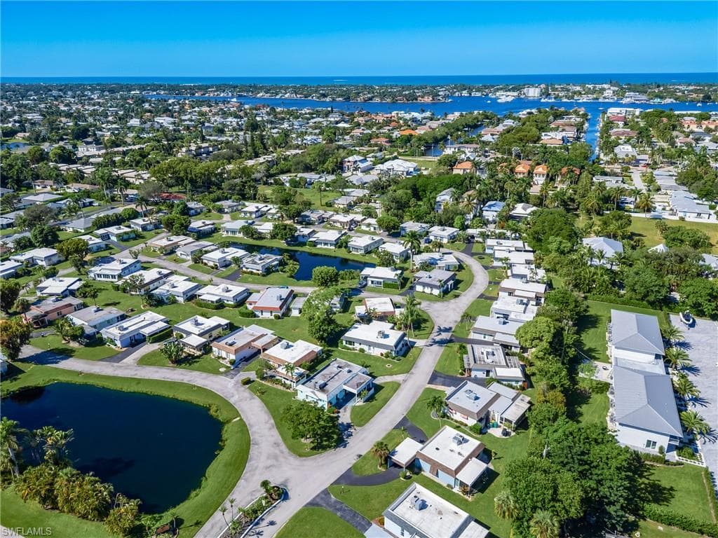 3 Knights Bridge RD, NAPLES FL 34112-4