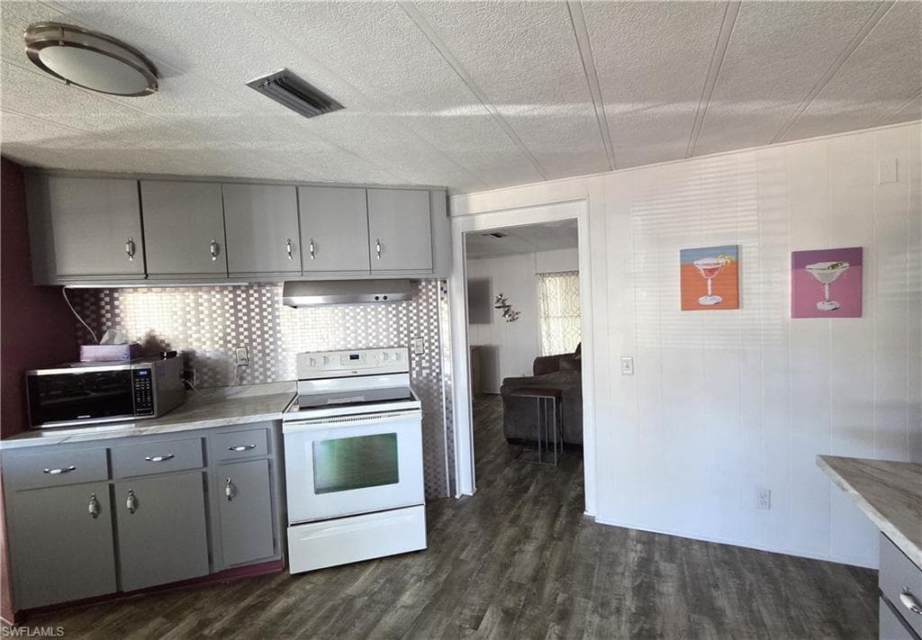 648 Future DR, NORTH FORT MYERS FL 33917-3