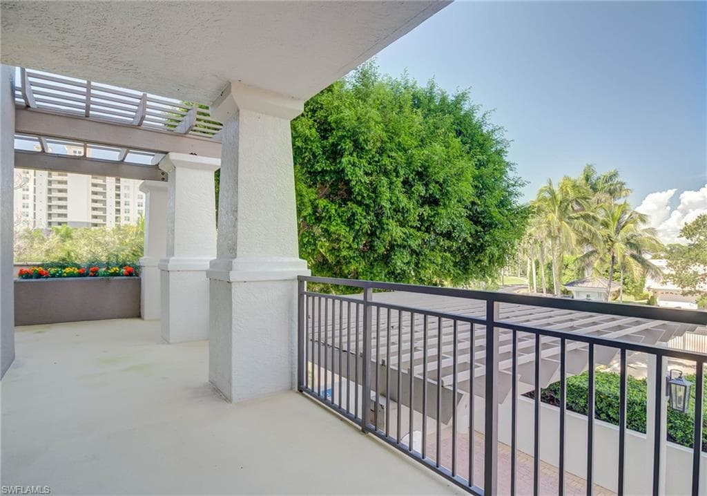 445 Cove Towers DR # 304, NAPLES FL 34110-11