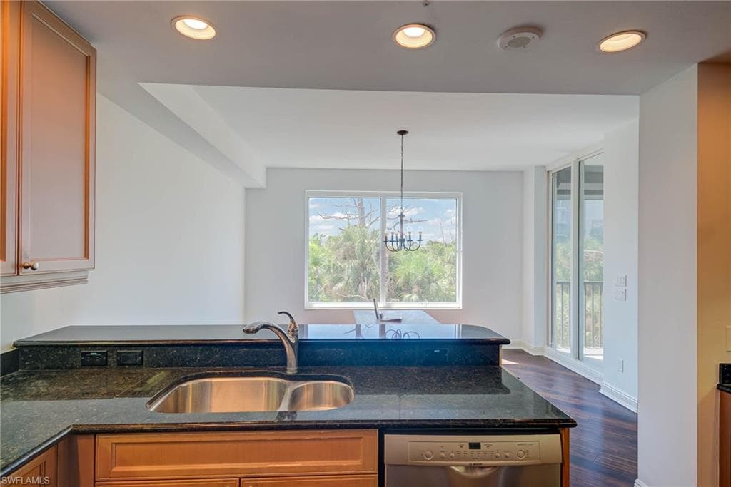 445 Cove Towers DR # 304, NAPLES FL 34110-25