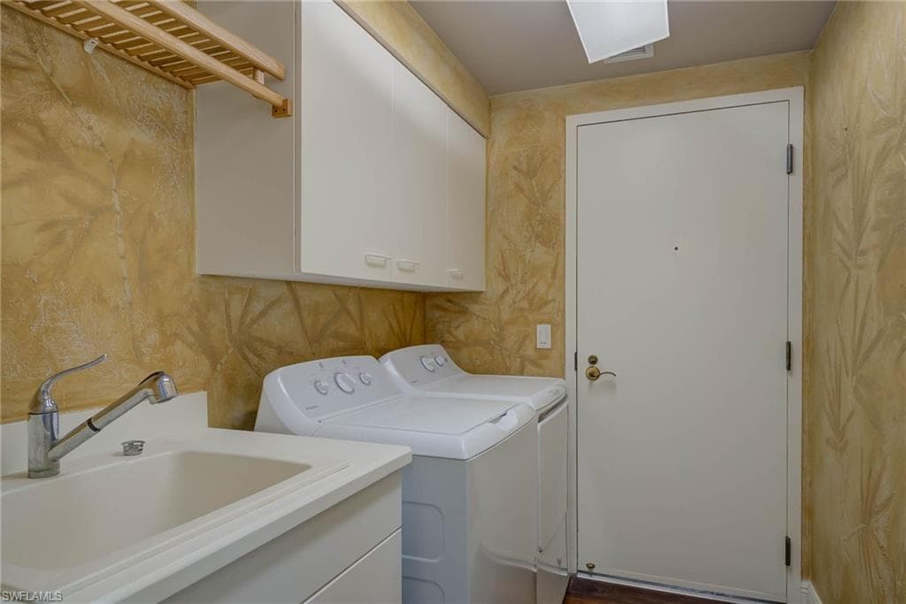 445 Cove Towers DR # 304, NAPLES FL 34110-14