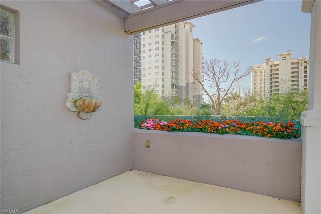 445 Cove Towers DR # 304, NAPLES FL 34110-10