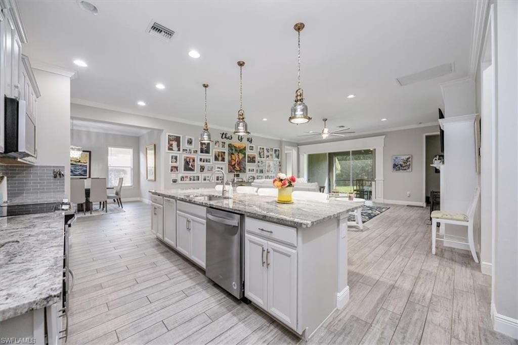 3845 Helmsman DR, NAPLES FL 34120-9