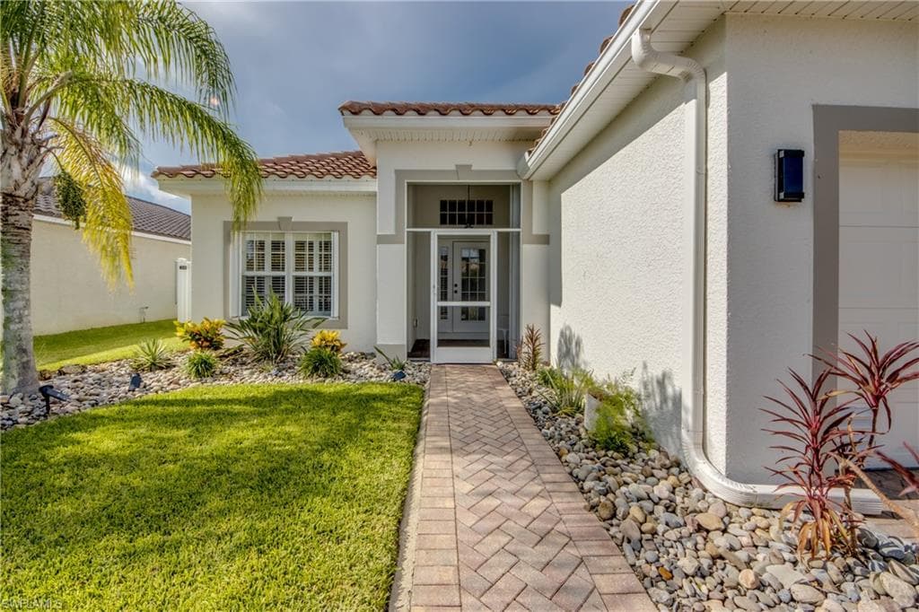 2060 Cape Heather CIR, CAPE CORAL FL 33991-1