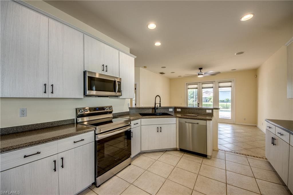 2060 Cape Heather CIR, CAPE CORAL FL 33991-9