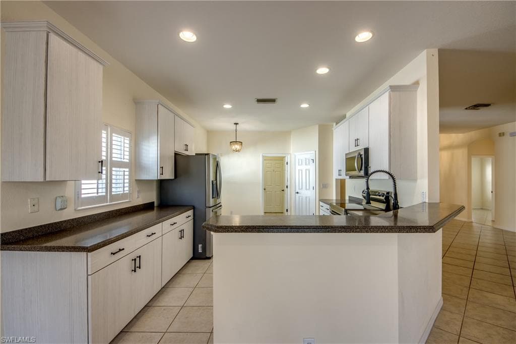 2060 Cape Heather CIR, CAPE CORAL FL 33991-7