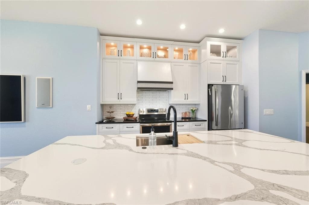 2257 Valencia Lakes CIR, NAPLES FL 34120-4