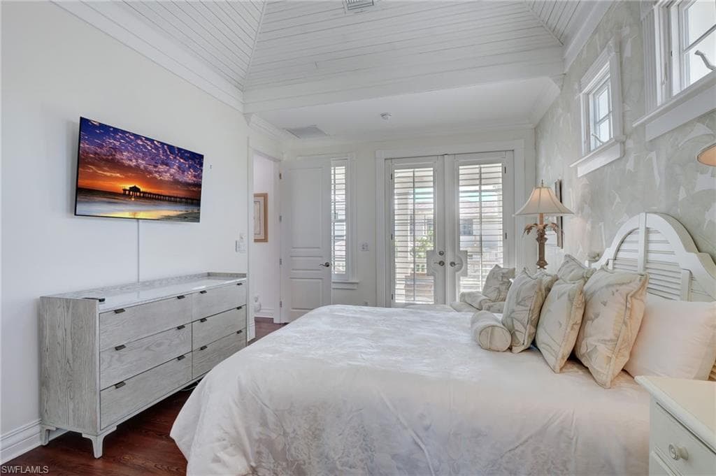 1551 Gulf Shore BLVD S, NAPLES FL 34102-37
