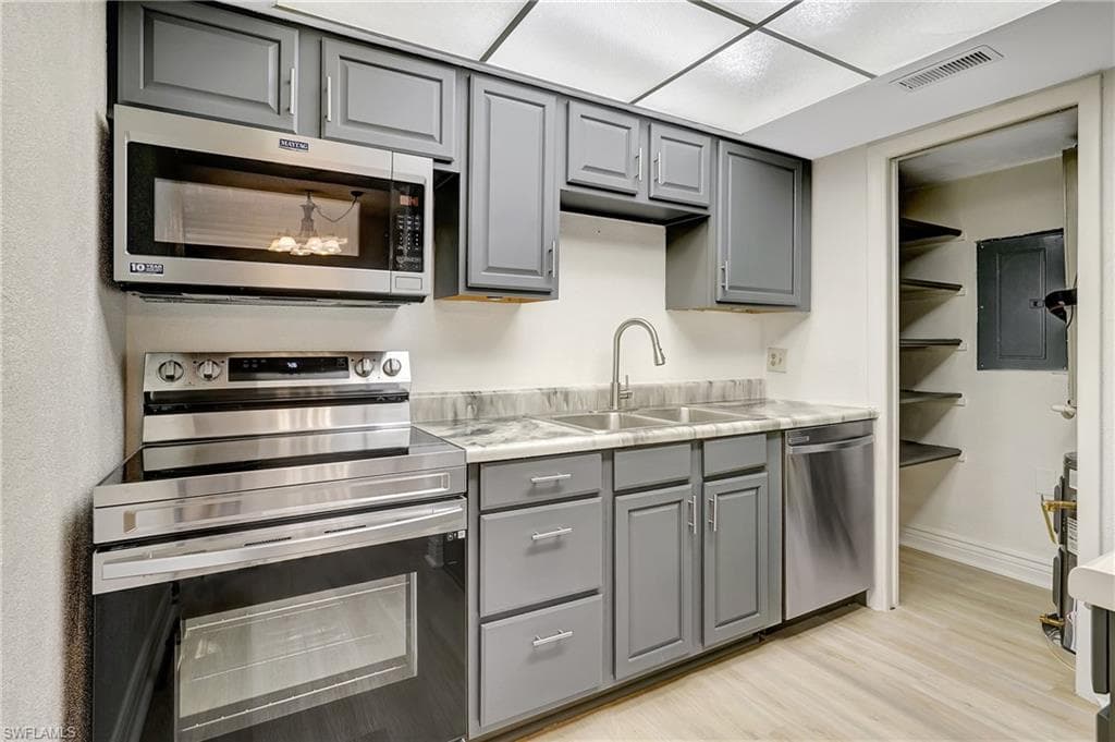 4906 Victoria DR # 209, CAPE CORAL FL 33904-10