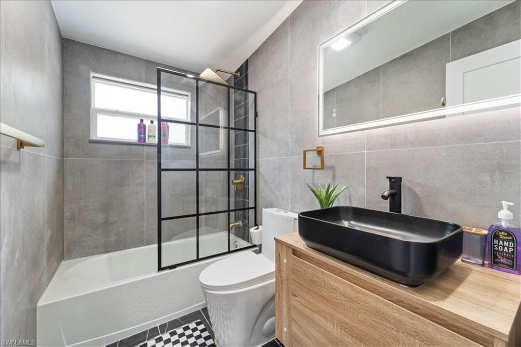 2123 Holiday LN, NAPLES FL 34104-26