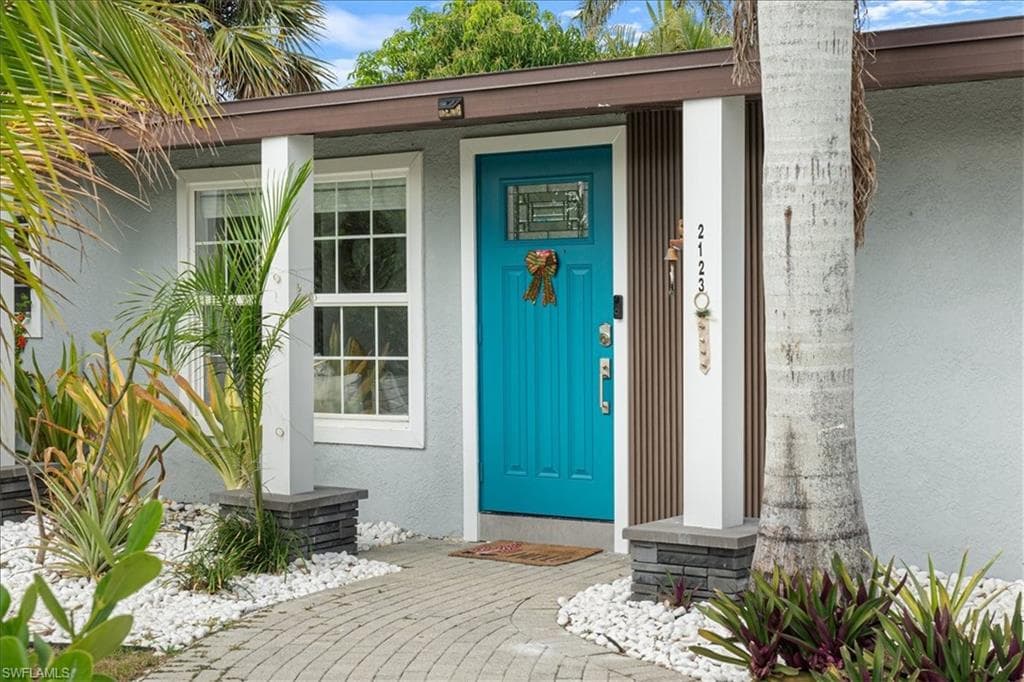 2123 Holiday LN, NAPLES FL 34104-1