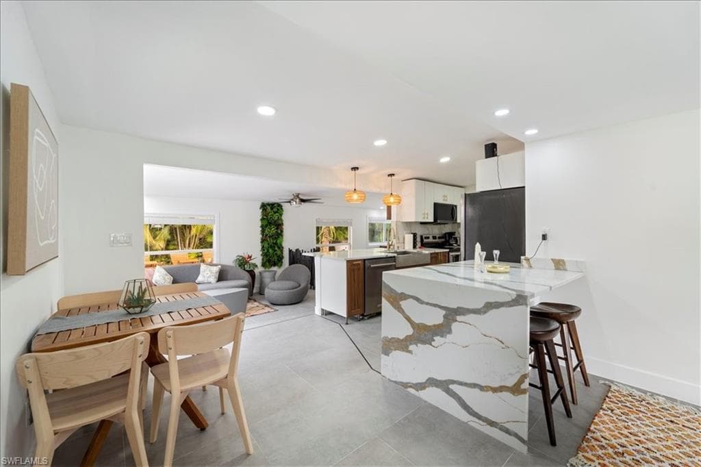 2123 Holiday LN, NAPLES FL 34104-5