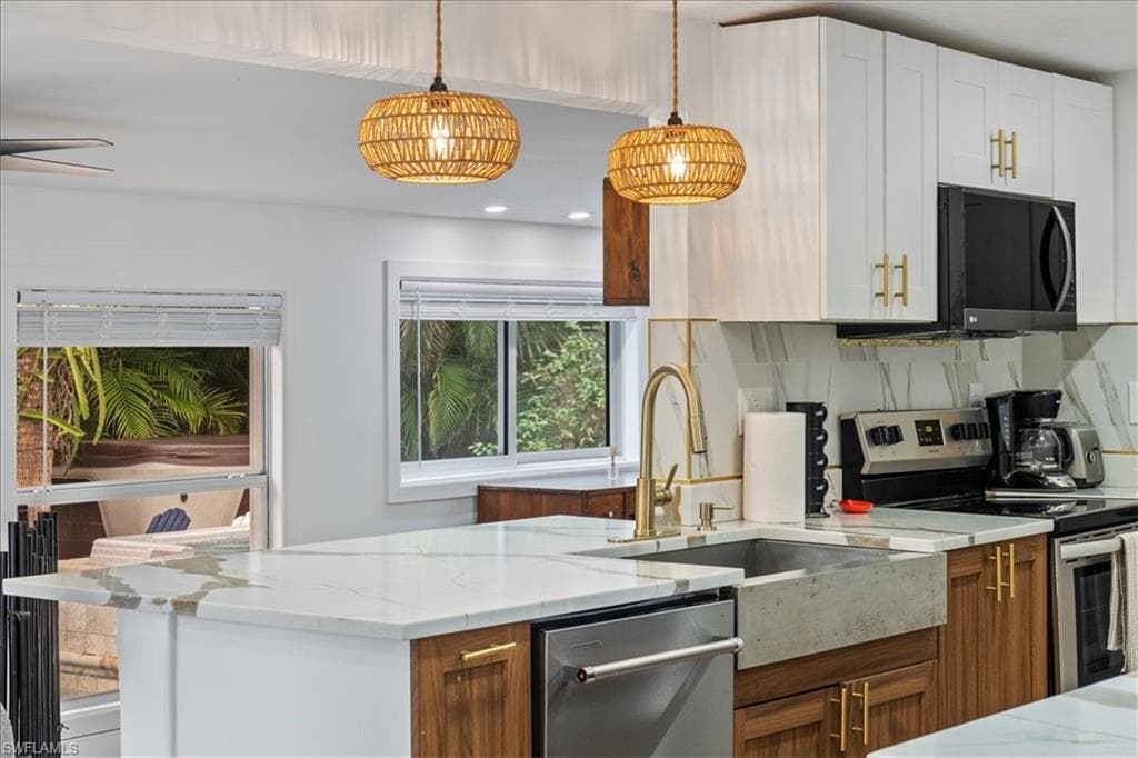 2123 Holiday LN, NAPLES FL 34104-12