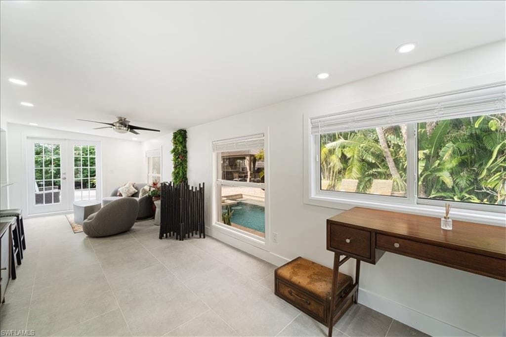 2123 Holiday LN, NAPLES FL 34104-16