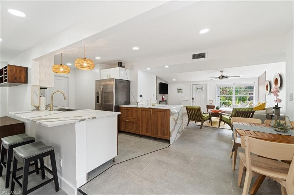 2123 Holiday LN, NAPLES FL 34104-15