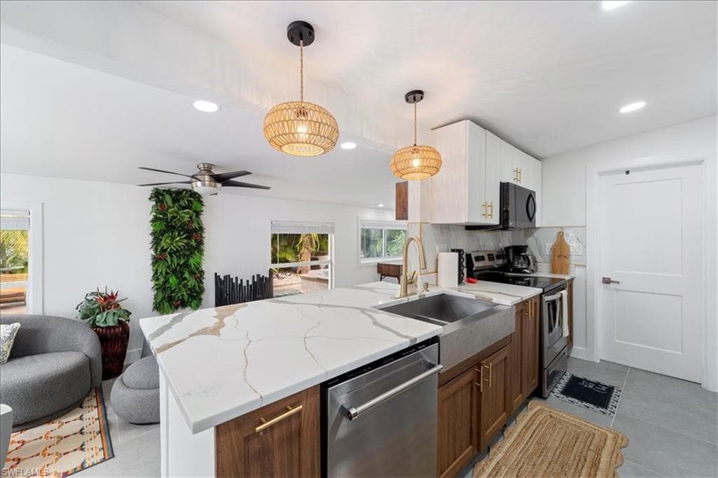 2123 Holiday LN, NAPLES FL 34104-11