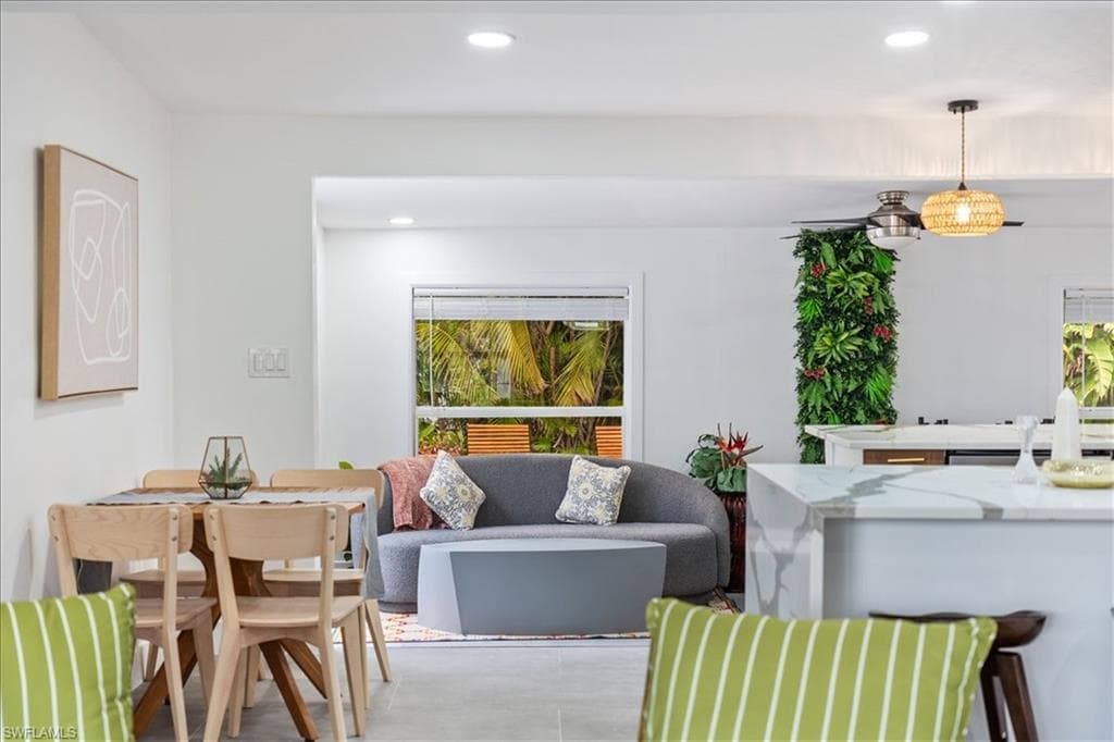 2123 Holiday LN, NAPLES FL 34104-6