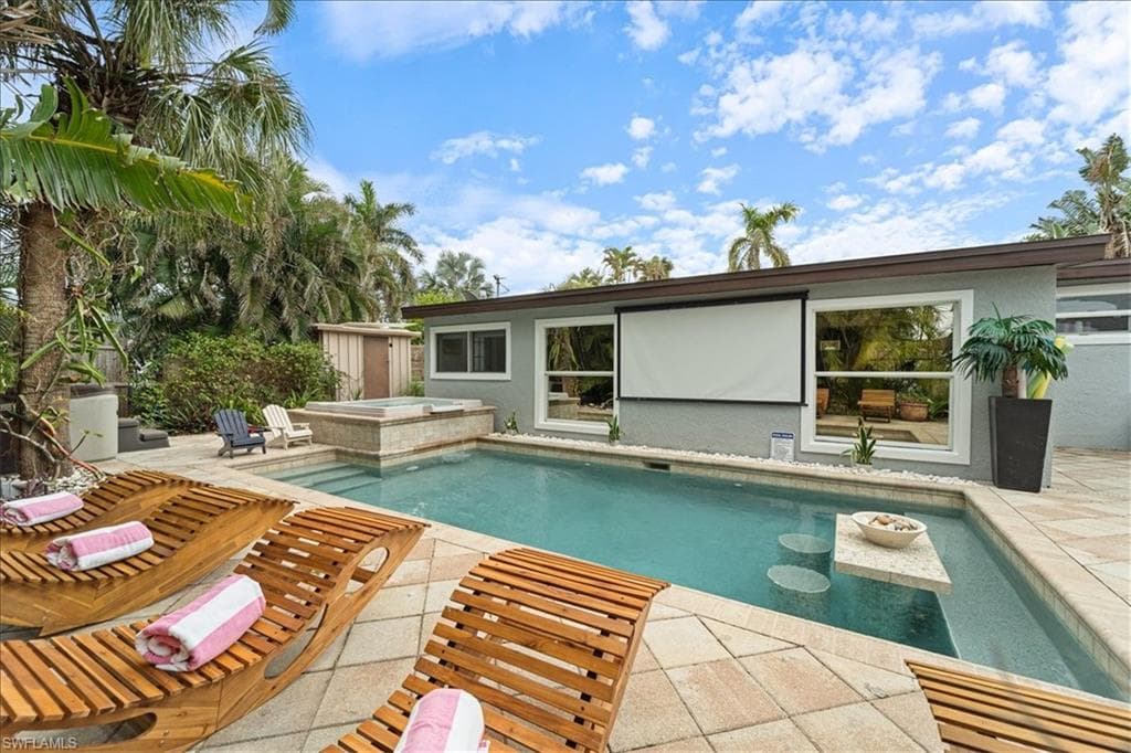 2123 Holiday LN, NAPLES FL 34104-35