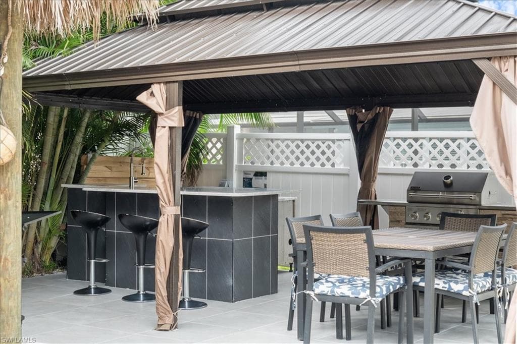 2123 Holiday LN, NAPLES FL 34104-31