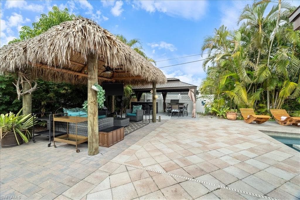 2123 Holiday LN, NAPLES FL 34104-27