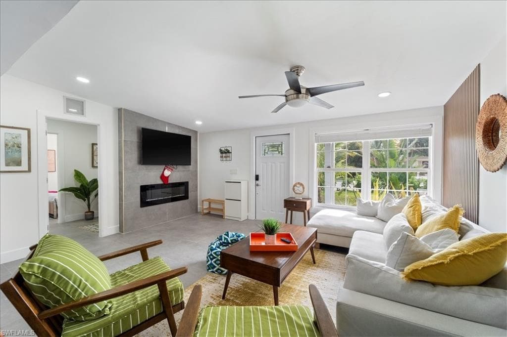 2123 Holiday LN, NAPLES FL 34104-4