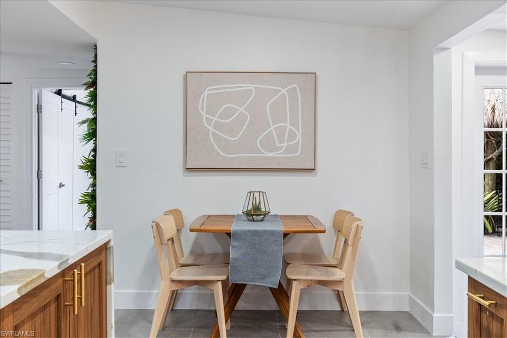 2123 Holiday LN, NAPLES FL 34104-8