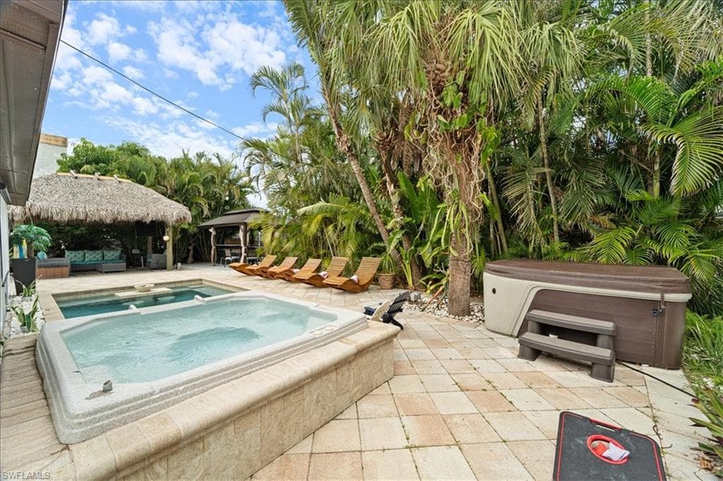 2123 Holiday LN, NAPLES FL 34104-37