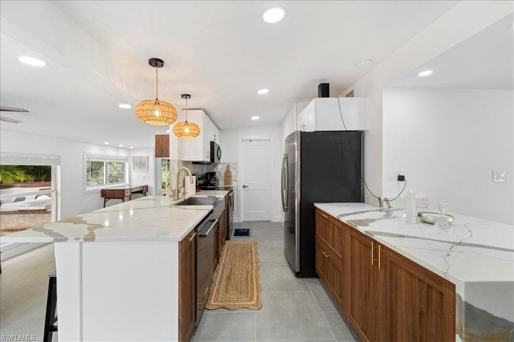 2123 Holiday LN, NAPLES FL 34104-9