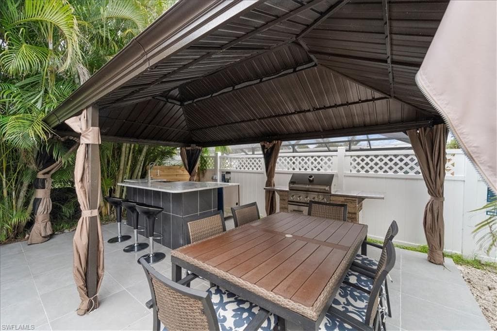 2123 Holiday LN, NAPLES FL 34104-32