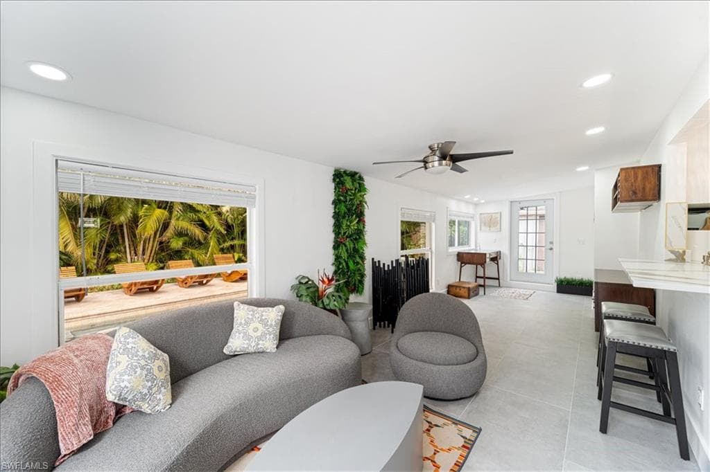 2123 Holiday LN, NAPLES FL 34104-13