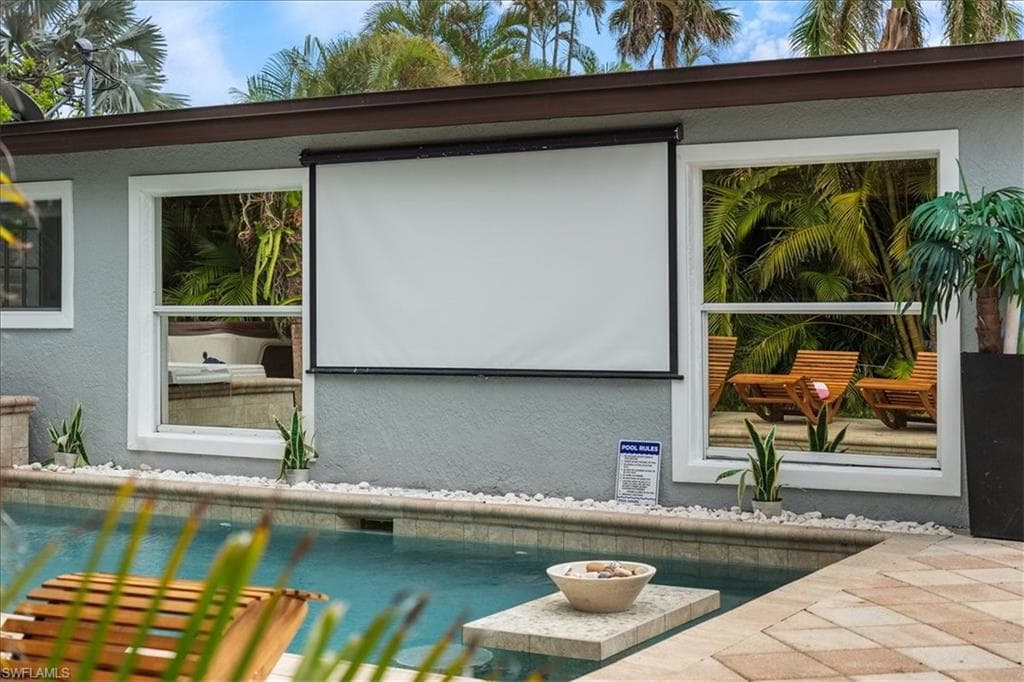 2123 Holiday LN, NAPLES FL 34104-40