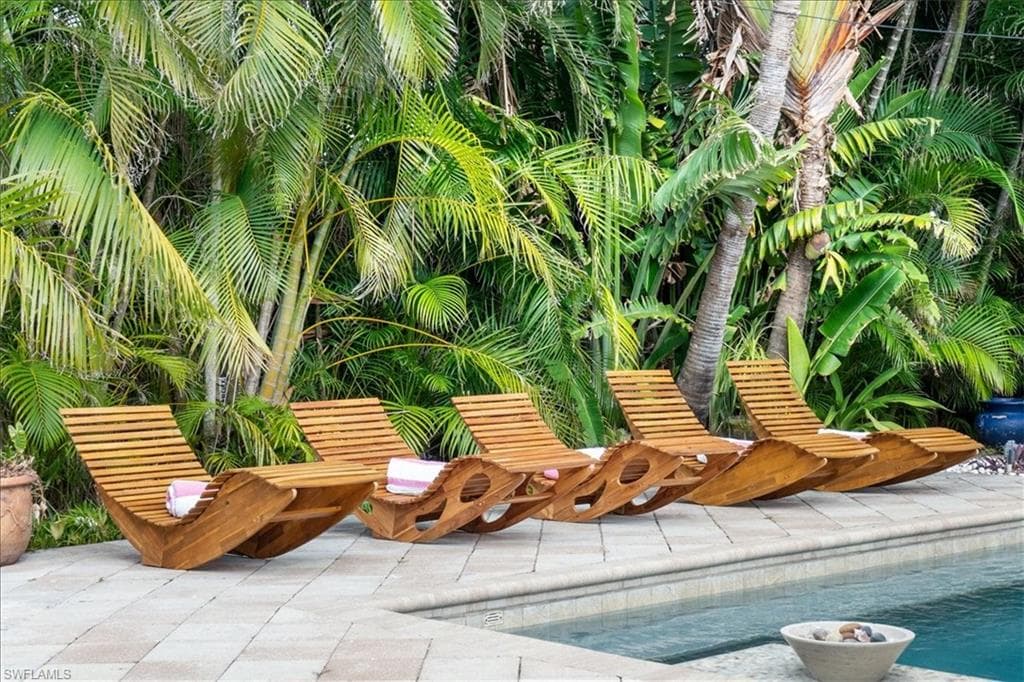 2123 Holiday LN, NAPLES FL 34104-36