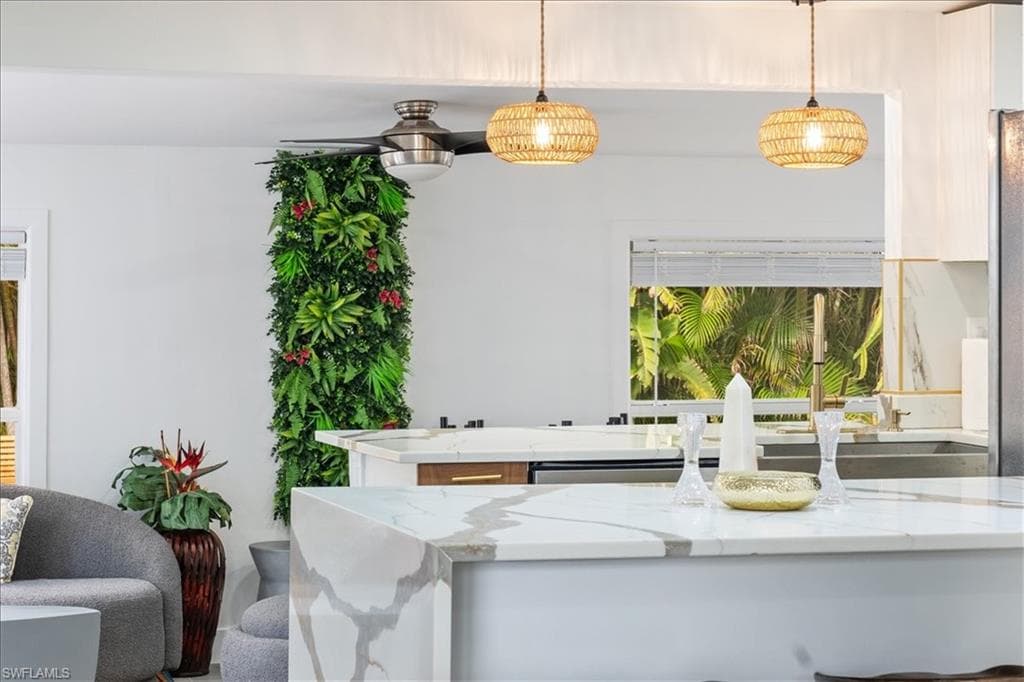 2123 Holiday LN, NAPLES FL 34104-10