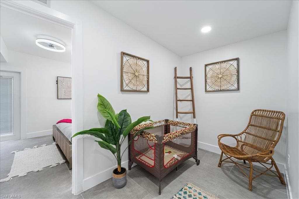 2123 Holiday LN, NAPLES FL 34104-18