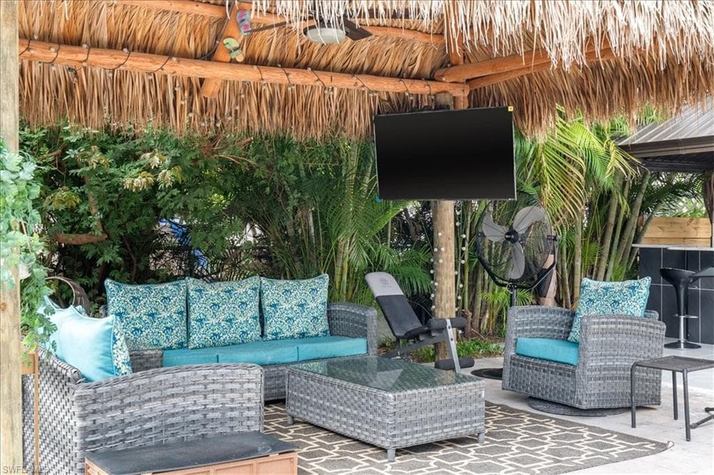 2123 Holiday LN, NAPLES FL 34104-30