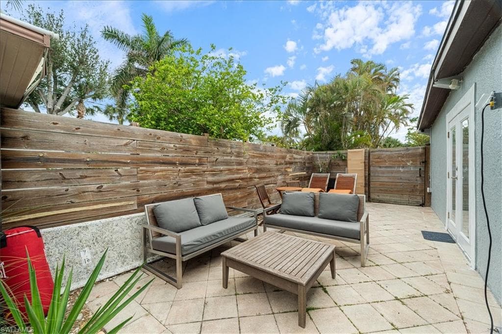 2123 Holiday LN, NAPLES FL 34104-38