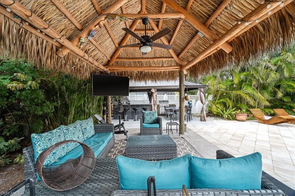 2123 Holiday LN, NAPLES FL 34104-28