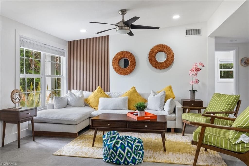 2123 Holiday LN, NAPLES FL 34104-3