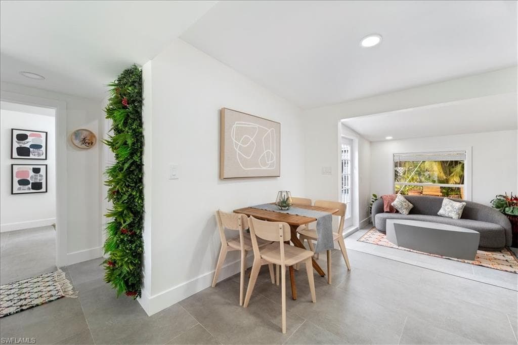 2123 Holiday LN, NAPLES FL 34104-7