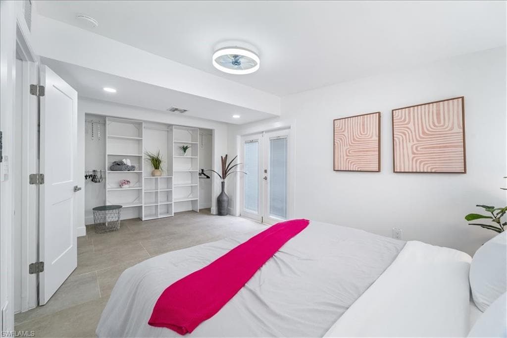 2123 Holiday LN, NAPLES FL 34104-20